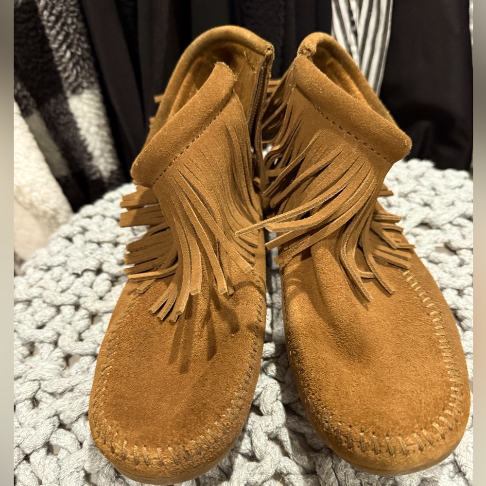 Minnetonka women’s classic brown suede leather boots size 8